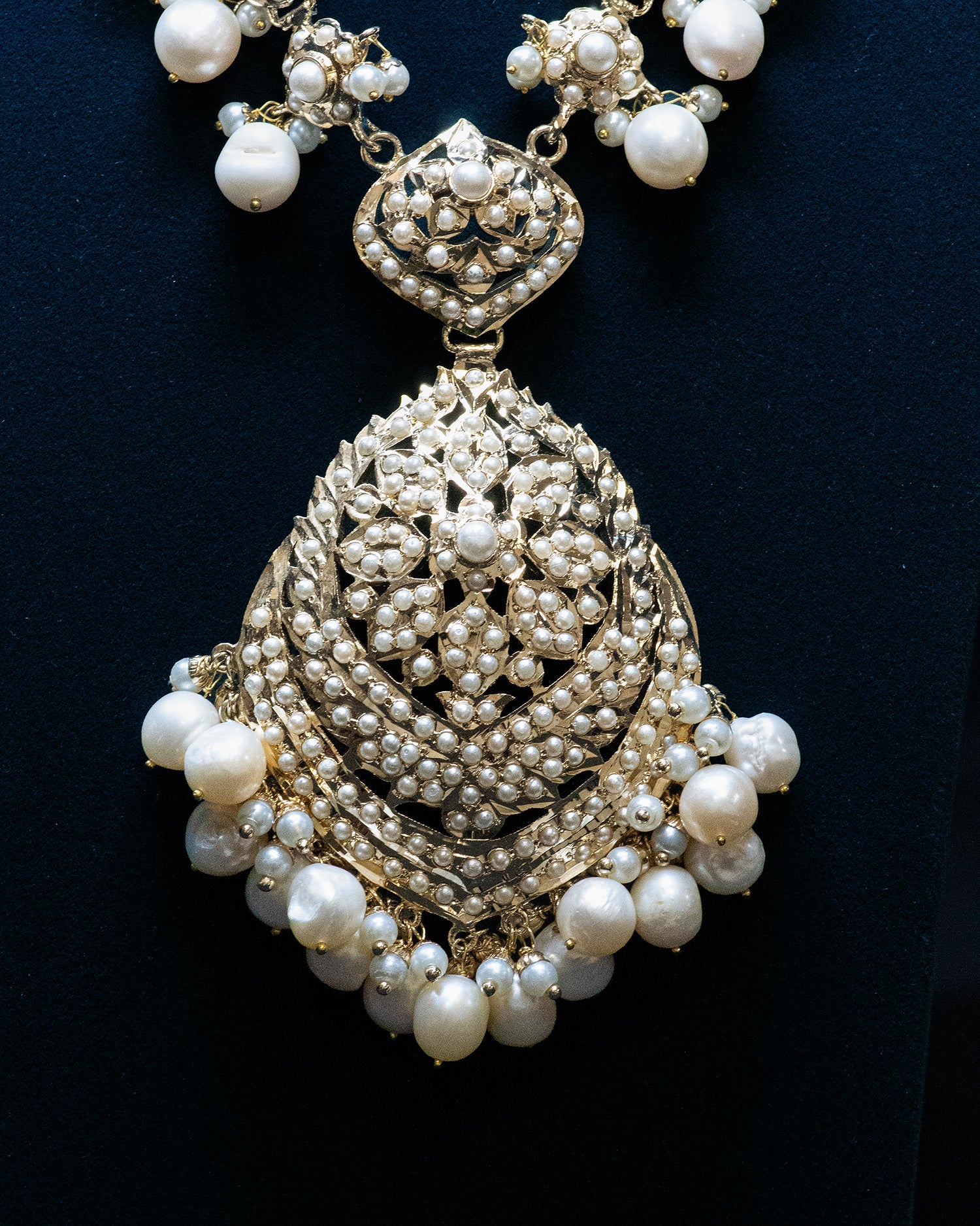 White Beads String White Pendant Kundan Necklace Set
