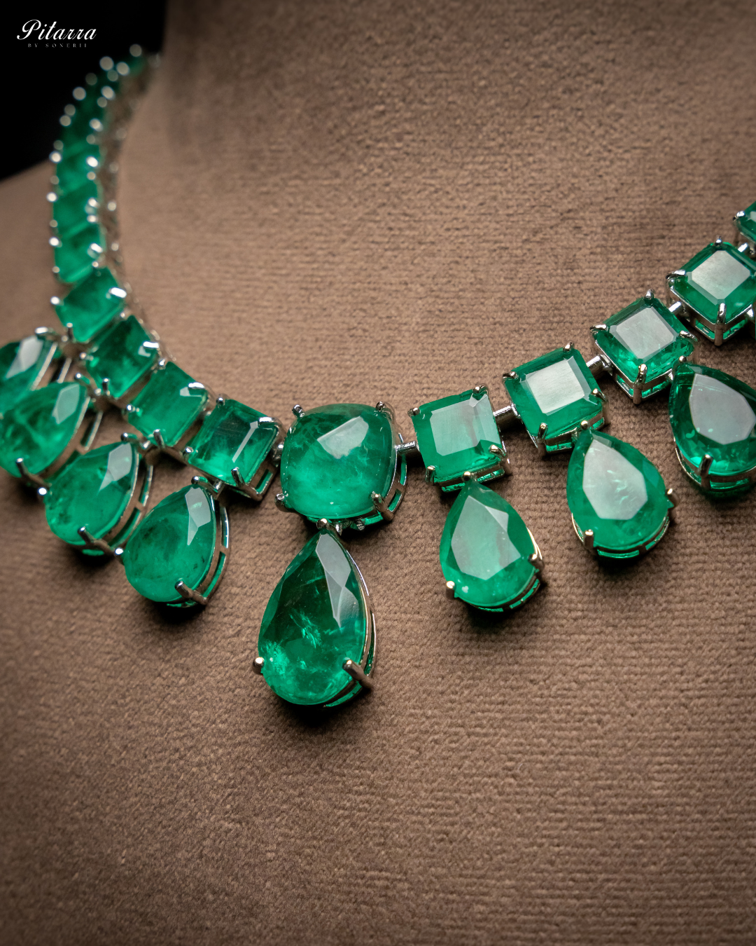 Pitarra Emerald Crystal Necklace Set_Zoom Angle