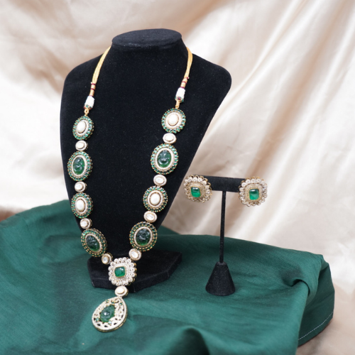 Graceful Green Kundan Necklace with Earrings