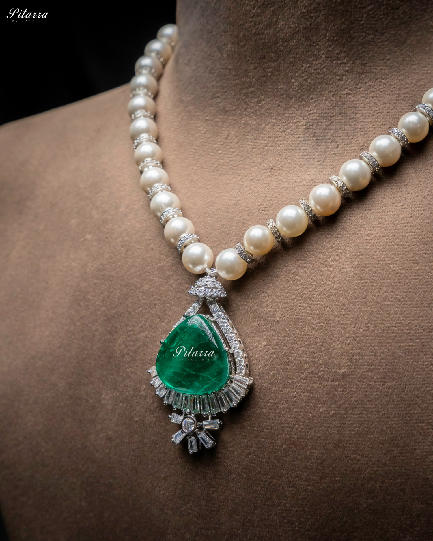 Emerald Stone White Cultured Pearl Pendent Necklace Set