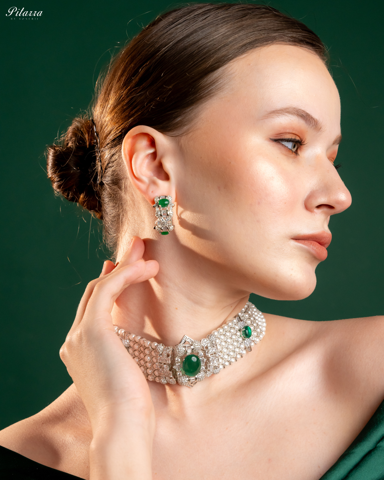 Green Carved Doublet and Pearl Choker_Side 