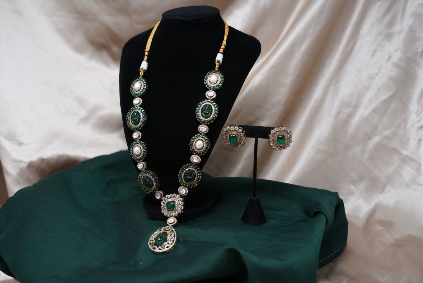 Graceful Green Kundan Necklace with Earrings